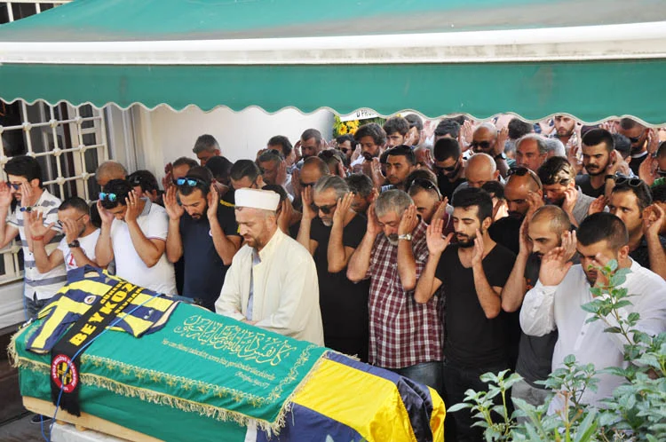 Fenerbahçe’nin tribün lideri Beykoz’da ebediyete uğurlandı 1 tugcem karagoz beykoz cenaze 10 PfMkpXZ11