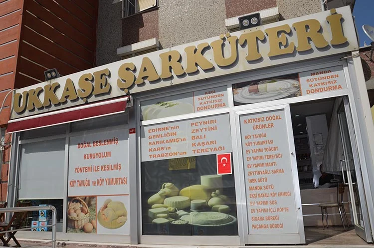 Beykoz’da bir şarküteri… Herşey doğal ve yerli. 1