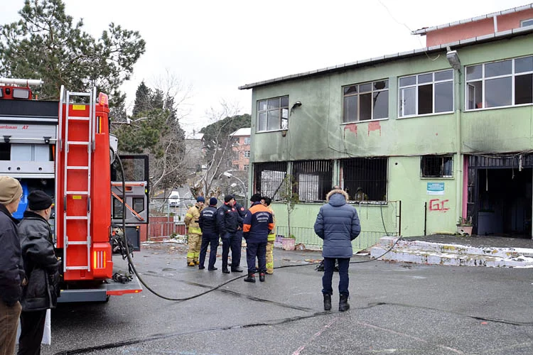 Uyuşturucu bağımlıları Beykoz'da okul yaktı 1 uyusturucuyangincigde DC98mXftU