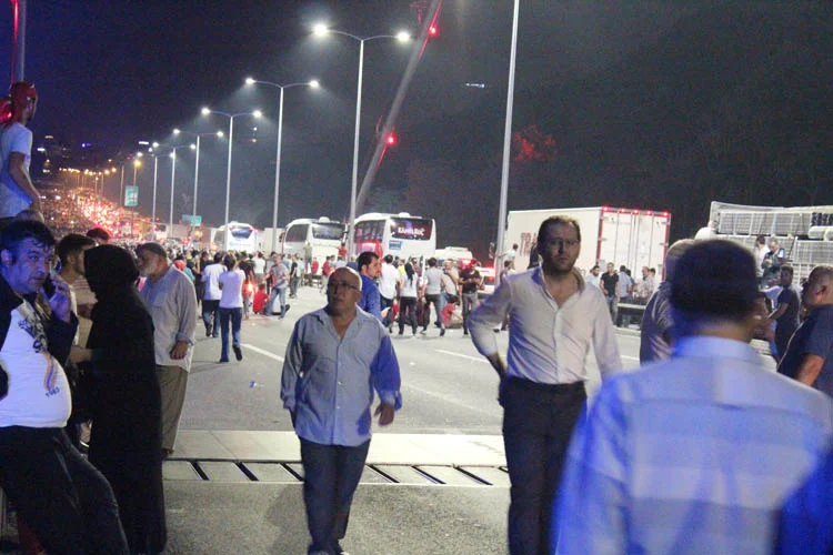 Beykoz halkı demokrasiye sahip çıktı… 3 vatandas askerden rutbeyi aldi 13 KUoolT1VCT