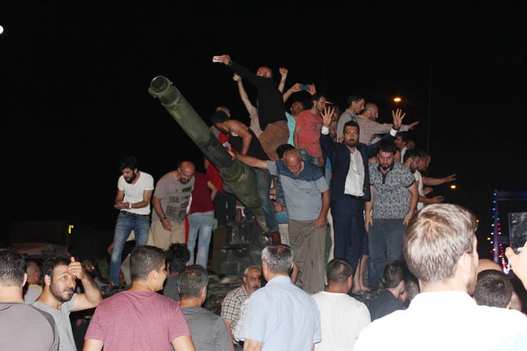 Beykoz halkı demokrasiye sahip çıktı… 1 vatandas askerden rutbeyi aldi 6 zk4TVOqVgG