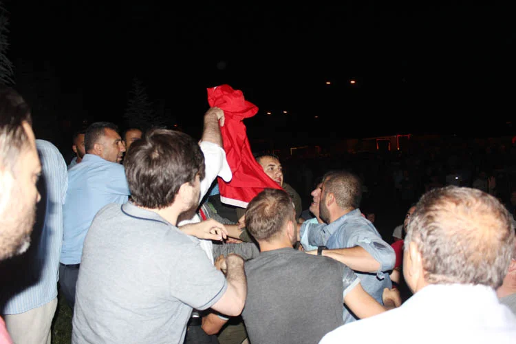 Kaşıtoğlu, darbe girişimini AA'ya anlattı 2 vatandas askerden rutbeyi aldi 8 PZNLsFYylO