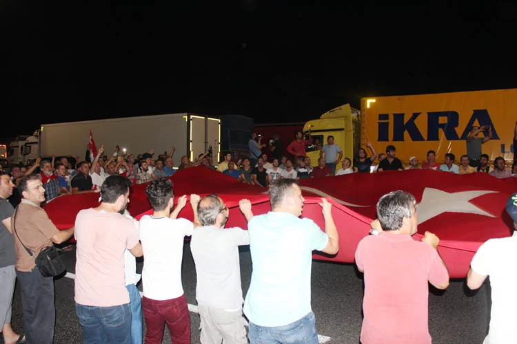 Beykoz halkı demokrasiye sahip çıktı… 2 vatandas askerden rutbeyi aldi 9 j5CddfgzhL