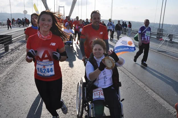 Boğaz Köprüsü’nün üstünde şenlik vardı 2 vodafone maraton 2015 14 QtdHz5Vqsy