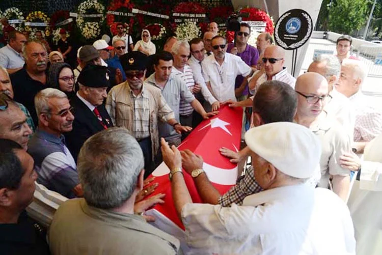 Beykoz'daki cenazede alkış krizi çabuk bitti 1