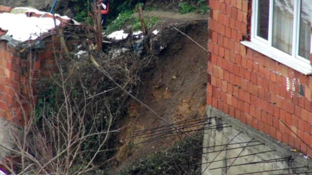 Yenimahalle'de toprak kayması 1 ye vg7isuzj