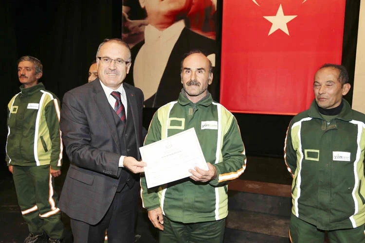 Mesleki Eğitim Kursu katılımcıları sertifikalarını aldı 1 yon ser egi 2 Cw RbEb1yo