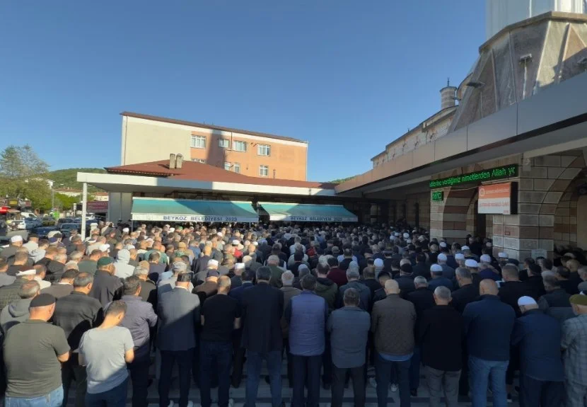 Beykoz Çiftlik Mahalle Muhtarı annesini ebediyete uğurladı 1 hayrettin14052 0ArXuJl1PJ