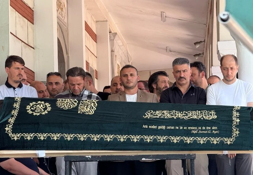 Beykoz tiyatro sanatçısını gözyaşlarıyla toprağa verdi 1 mehmetali18072025 Ww1N86K4ww